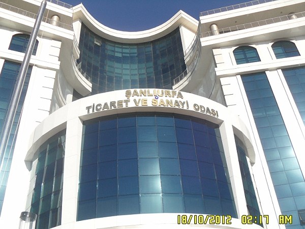 Şanlıurfa Ticaret ve Sanayi Odası binasının camlı cephesi