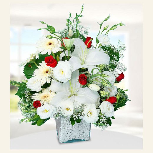 Beyaz Lilyum Gerbera Ve Güller — Gül Buketi ve Kutuda Gül